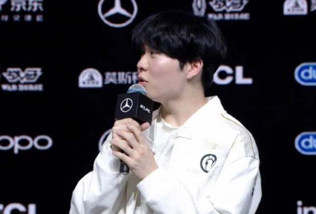 Rookie迎来二十赛季出色发挥，FPX观众热烈欢呼！(rookie2021年还打比赛吗?)-开云体育下载